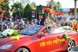 Chú rể Đắk Lắk trang trí ô tô cực độc vừa đón dâu, vừa cổ vũ U23 Việt Nam