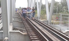 Ngồi trên đường ray, người đàn ông bị tàu hỏa đâm kéo lê 70m