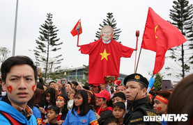 Cổ động viên nhuộm đỏ sân bay Nội Bài đón U23 Việt Nam