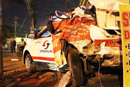 Xe đầu kéo lao lên vỉa hè tông chết tài xế taxi nằm nghỉ trong xe