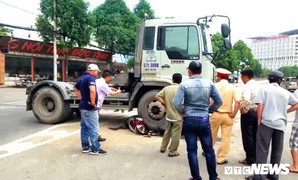 Xe đầu kéo 'nuốt chửng' xe máy, người phụ nữ thoát chết thần kỳ