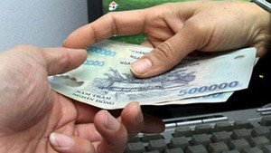 Bắt thầy giáo quay clip quan hệ tình dục tập thể, tống tiền hàng trăm triệu đồng