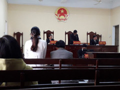 Con đăng 'bánh có dòi' lên facebook, mẹ phải bồi thường 12 triệu đồng