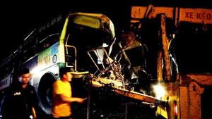 Ôtô khách đối đầu xe buýt, 1 người chết, 6 người bị thương
