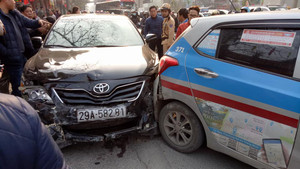 Ôtô tông liên hoàn trên phố Hà Nội chiều 28 Tết, nhiều người thương nặng