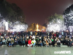 Người dân đổ ra đường đón năm mới Mậu Tuất 2018