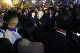 Tổng bí thư chúc Tết người dân ở phố đi bộ Hồ Gươm