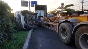 Xe đầu kéo húc văng xe ô tô 7 chỗ lên dải phân cách