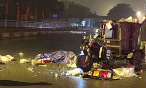 Va chạm với xe tải, nam công nhân lái xe rác 3 bánh chết tại chỗ