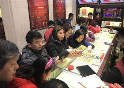 Lão nông ôm bao tiền nửa tỷ đồng vượt 200km về Hà Nội mua vàng Thần Tài