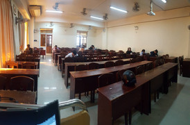 Giảng đường lèo tèo sinh viên ngày đầu năm