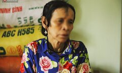 Mẹ ca sĩ Châu Việt Cường: 'Từ nhỏ nó phải tự lực kiếm sống, lúc thì nhổ mạ, lúc lại làm gạch thuê'