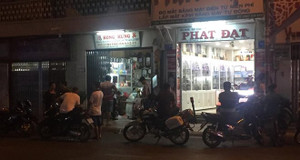 Người đàn ông nghi ngáo đá xông vào hàng đồng hồ đâm gục chủ tiệm rồi tự sát