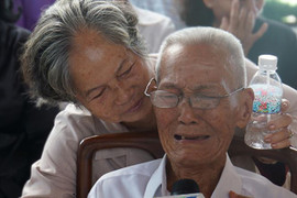 Lễ tang cố Thủ tướng Phan Văn Khải: Người bạn già không đứng vững, òa khóc trước linh cữu