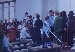 Xét xử vụ án góp 800 tỷ đồng vào Oceanbank: Ông Đinh La Thăng vui vẻ trò chuyện khi toà tạm dừng