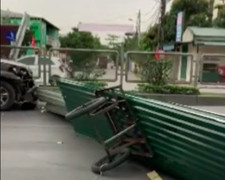 Xe chở tôn dài hàng chục mét quay đầu bất ngờ, tạt nát đầu xe Lexus