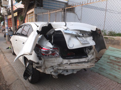 Xe trộn bê tông đâm liên hoàn 3 ô tô trên cầu ở Tiền Giang