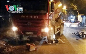 Xe máy chở 4 lạng lách va phải xe bồn trên phố Hà Nội, 1 người thiệt mạng