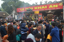 Thầy viết sớ buông bút hỗn chiến ở Đền Trần