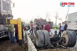 Xe tải đang chạy bỗng nổ lốp, 4 bánh trước bay sang làn đường đối diện
