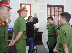 Nhận án tử, trùm ma túy xô đổ bàn, doạ nạt cán bộ hội đồng xét xử