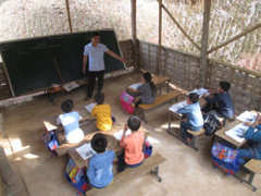 Lớp học vách nứa nằm cheo leo sườn núi ở Thanh Hoá