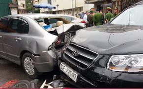 Hàng loạt xe tông liên hoàn ở Hà Nội, nhiều người bị thương