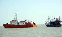 Nghệ An: Tiếp nhận và lai dắt tàu cá cùng 6 ngư dân Quảng Bình bị nạn