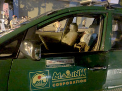 Nhóm côn đồ chặn taxi chém hành khách, bắn tài xế