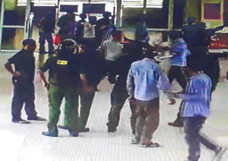 Người nhà bệnh nhân mang 2 dao dài vào bệnh viện gây áp lực với bác sĩ