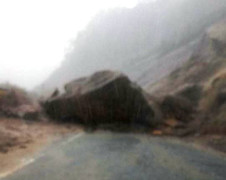 Tảng đá lớn hơn chiếc xe tải rơi, Phó Chủ tịch Liên đoàn Lao động Khánh Hòa suýt thiệt mạng