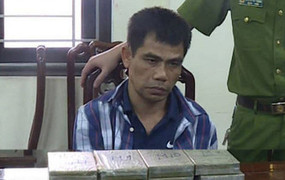 Tóm gọn kẻ mang súng k59 vận chuyển 12 bánh heroin từ Lào về Việt Nam