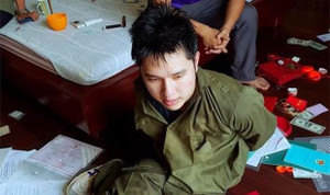 Bị cướp khống chế, làm sao cô gái báo được cho bố là tướng công an đến giải cứu?