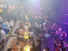 Đột kích tụ điểm thác loạn 'núp bóng' nhà hàng, bắt quả tang cả trăm tiếp viên mặc hở hang tiếp khách