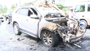 Cha ôm con trai 8 tuổi chạy khỏi xe hơi đang bốc cháy