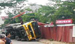 Xe cẩu bị lật nghiêng đổ sập xuống công trường vừa xảy ra sự cố chết người ở Nghệ An