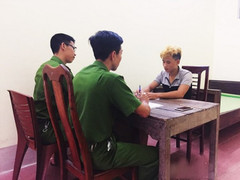 Gã trai 18 tuổi dùng vũ lực đưa cô gái vào nhà hoang giở trò đồi bại