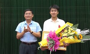 Giành hai HCV quốc tế, nam sinh được tặng huân chương lao động