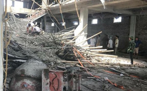 Sập giàn giáo đang thi công ở Nam Định, 1 người chết