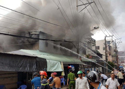 Cháy dữ dội gần Trung tâm thương mại ở TP Sóc Trăng