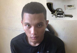 Bắt nam thanh niên mang súng lắp sẵn đạn đi 'dạo phố'