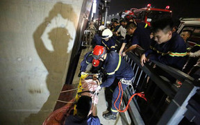 Mải bay flycam, nam thanh niên rơi xuống bãi giữa sông Hồng