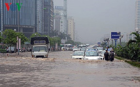 Mùa mưa bão đến gần, Hà Nội vẫn 'bó tay' với thực trạng úng ngập