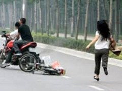 Người phụ nữ bị nhóm côn đồ chặn đánh tới tấp, cướp xe ở TP.HCM