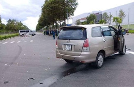 Xe 7 chỗ phóng tốc độ cao tông lật xe 16 chỗ, bé trai bay ra ngoài chết tại chỗ