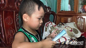 Kinh ngạc cậu bé 4 tuổi ở Hà Tĩnh bỗng nhiên nói tiếng Anh như gió