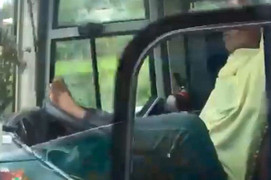 Sa thải tài xế dùng chân lái xe giường nằm trên cao tốc TP.HCM - Trung Lương