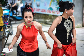 Sĩ tử xúng xính váy áo, lỉnh kỉnh đồ nghề trước giờ thi năng khiếu