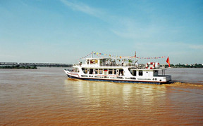 Nước dâng cao, Hà Nội cảnh báo tàu thuyền qua lại trên sông Hồng