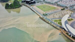 Sau mưa lớn, nước vịnh Hạ Long đổi màu